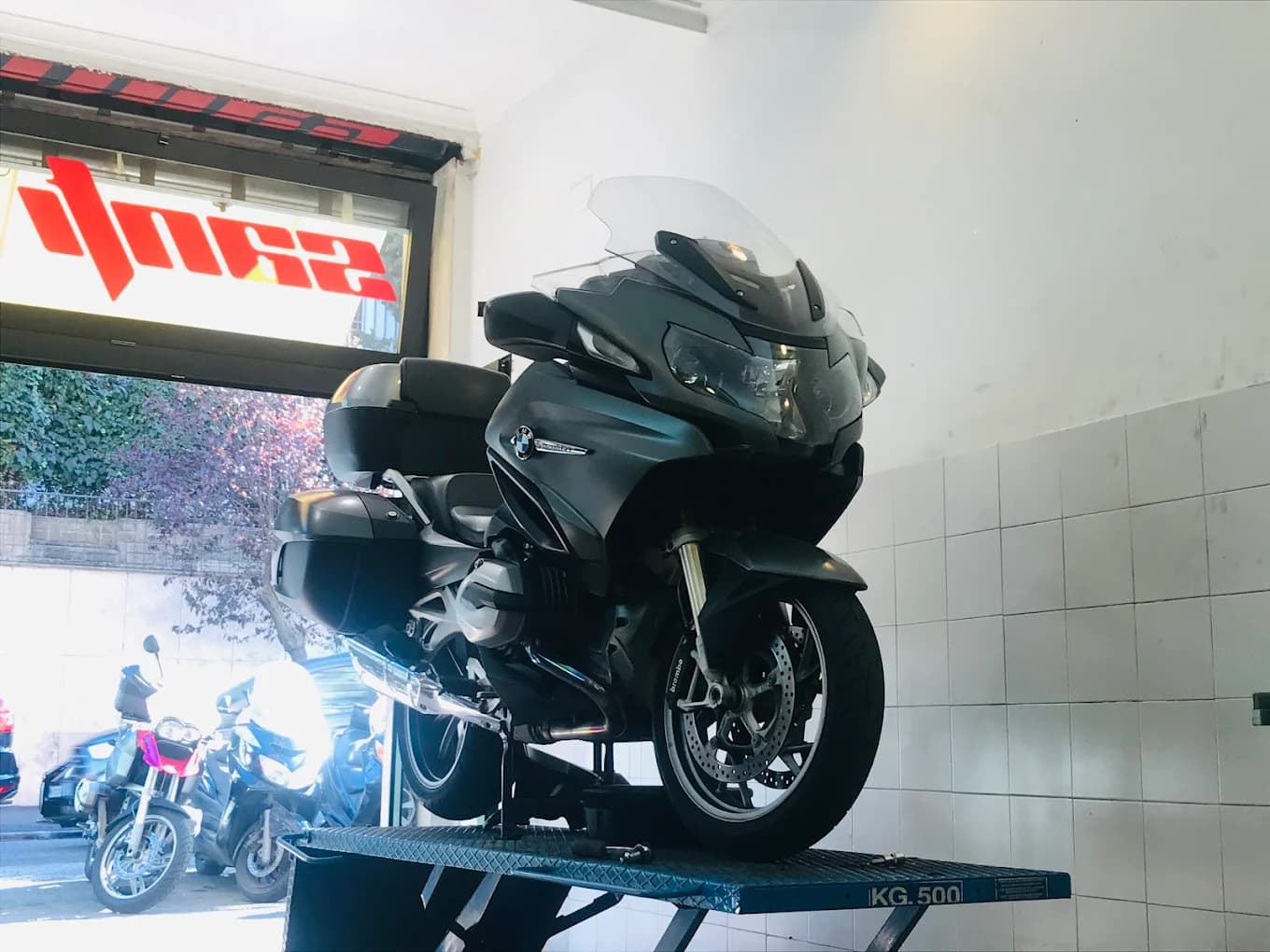 Meccanico Santi Moto al lavoro su BMW